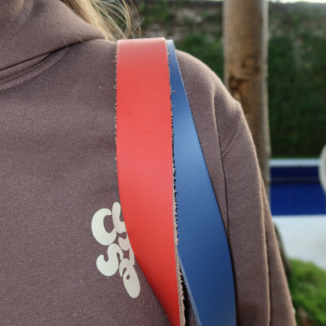 Bolsa Wallow Good Vibes Azul com Alça de Couro Azul e Vermelho com Zíper