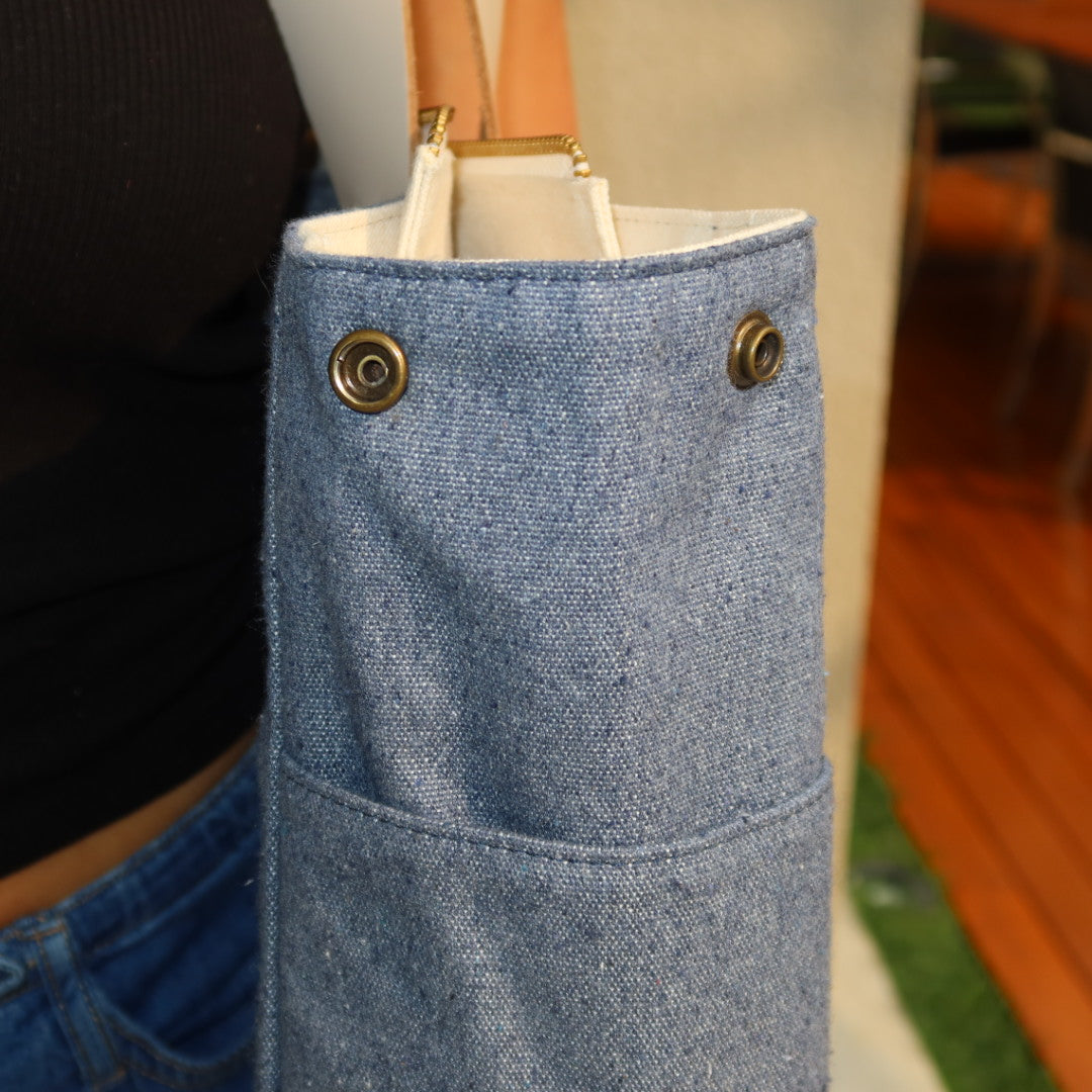 Bolsa Wallow Jeans Claro com Alça de Couro Off White com Zíper