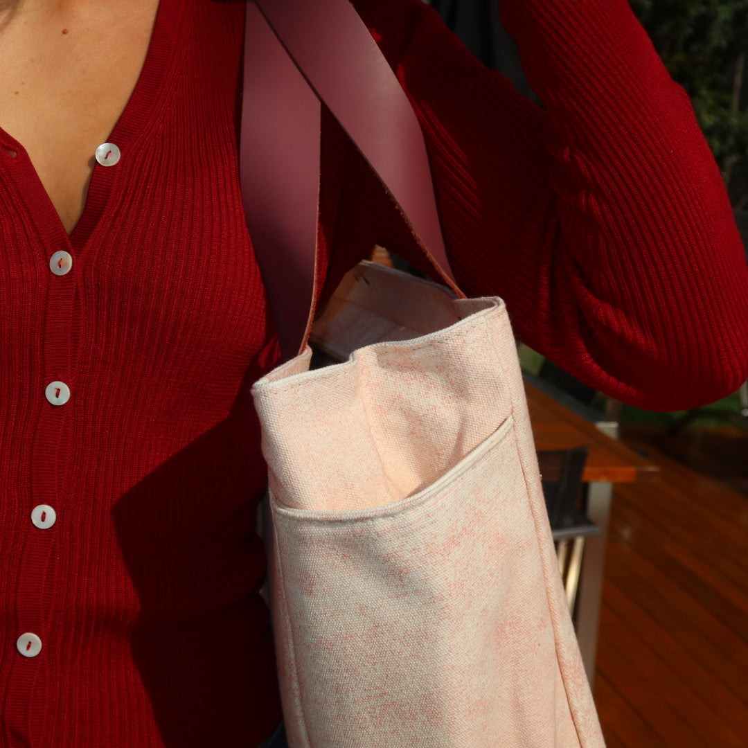 Bolsa Nuna Rosa com Alças de Couro Rosa Escuro