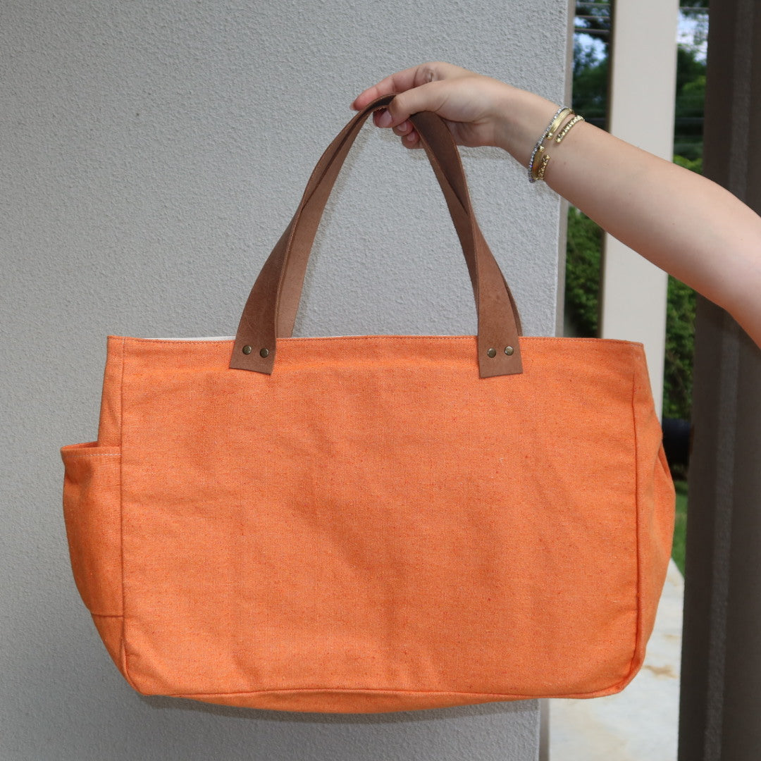 Bolsa Wallow Laranja PET com Alça de Couro Caramelo com Zíper