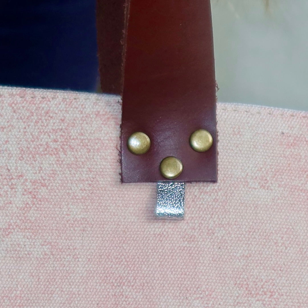Bolsa Nuna Rosa com Alças de Couro Marrom