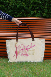 Bolsa Wallow Bege com Alça de Couro Marrom Vinil com Zíper