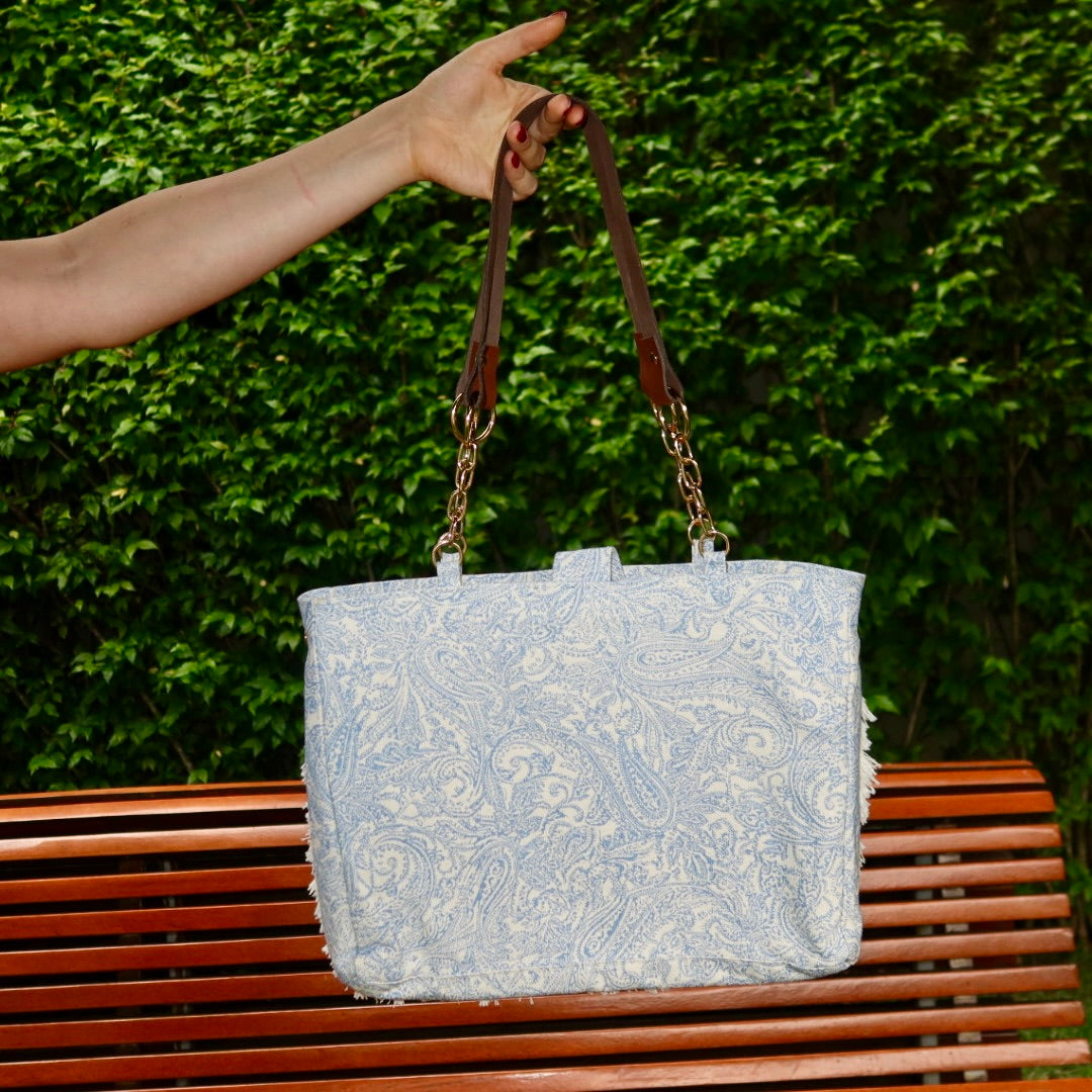 Bolsa Katrin Arabesque Azul com Alças de Corrente e Couro Marrom