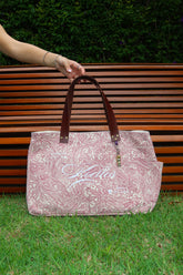 Bolsa Wallow Arabesque Vinho com Alça de Couro Marrom Escuro