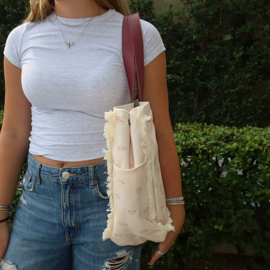 Bolsa Wallow Beijinho Cru com Alça de Couro Vinho