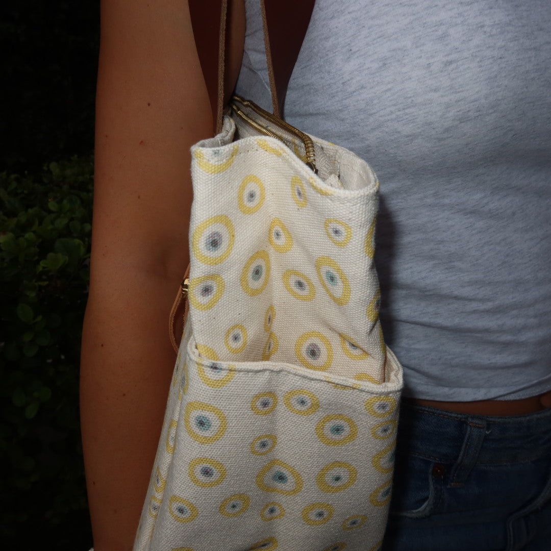 Bolsa Nuna Good Vibes Amarela com Alças de Couro Marrom