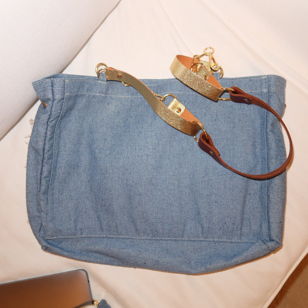 Bolsa Katrin Jeans Claro PET com Alças de Corrente e Couro Marrom e Dourado
