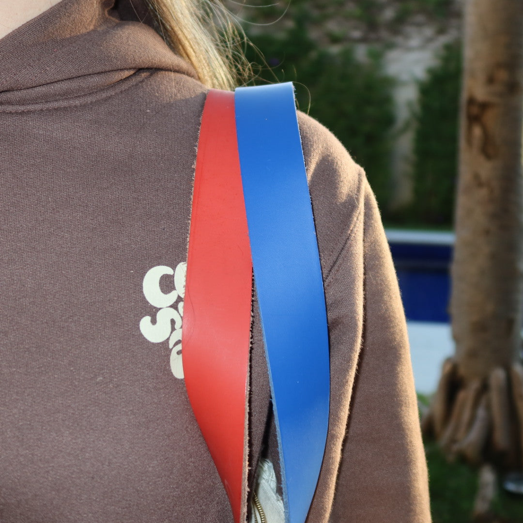 Bolsa Wallow Good Vibes Azul com Alça de Couro Azul e Vermelho com Zíper