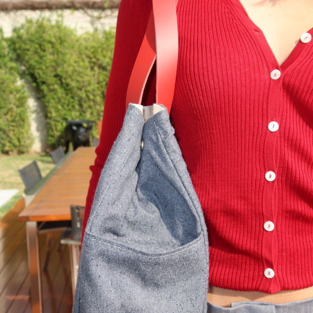 Bolsa Wallow Cinza com Alça de Couro Vermelho