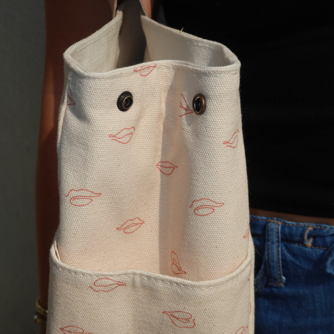 Bolsa Wallow Beijinho Rosa com Alça de Couro Rosa Claro
