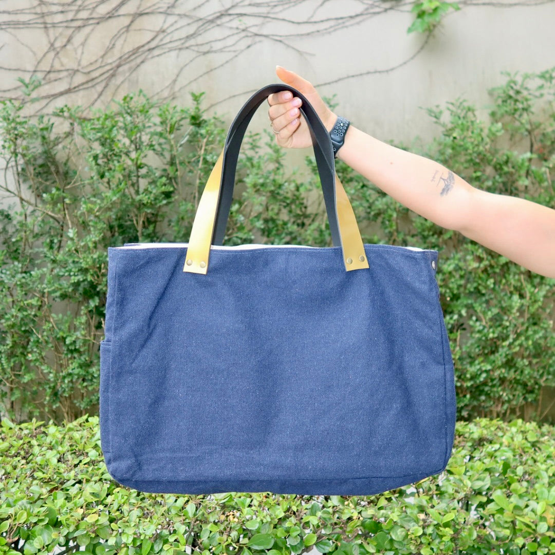 Bolsa Wallow Marinho com Alça de Couro Dourado