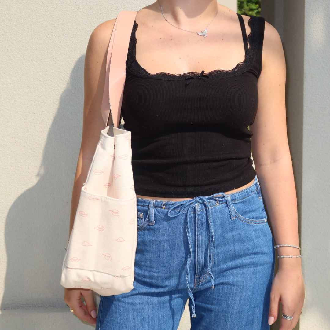 Bolsa Wallow Beijinho Rosa com Alça de Couro Rosa Claro