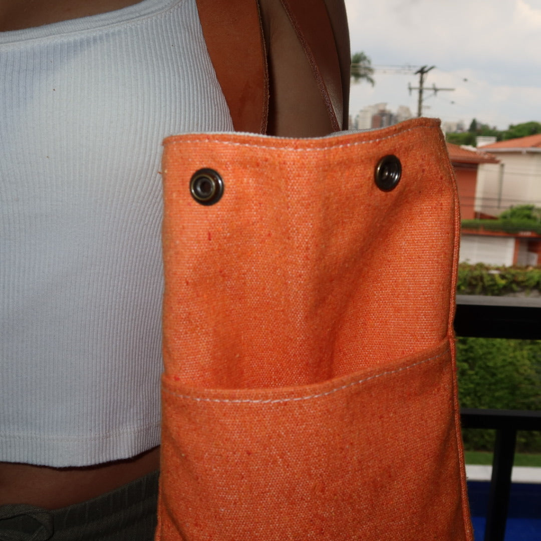 Bolsa Wallow Laranja com Alça de Couro Marrom Claro
