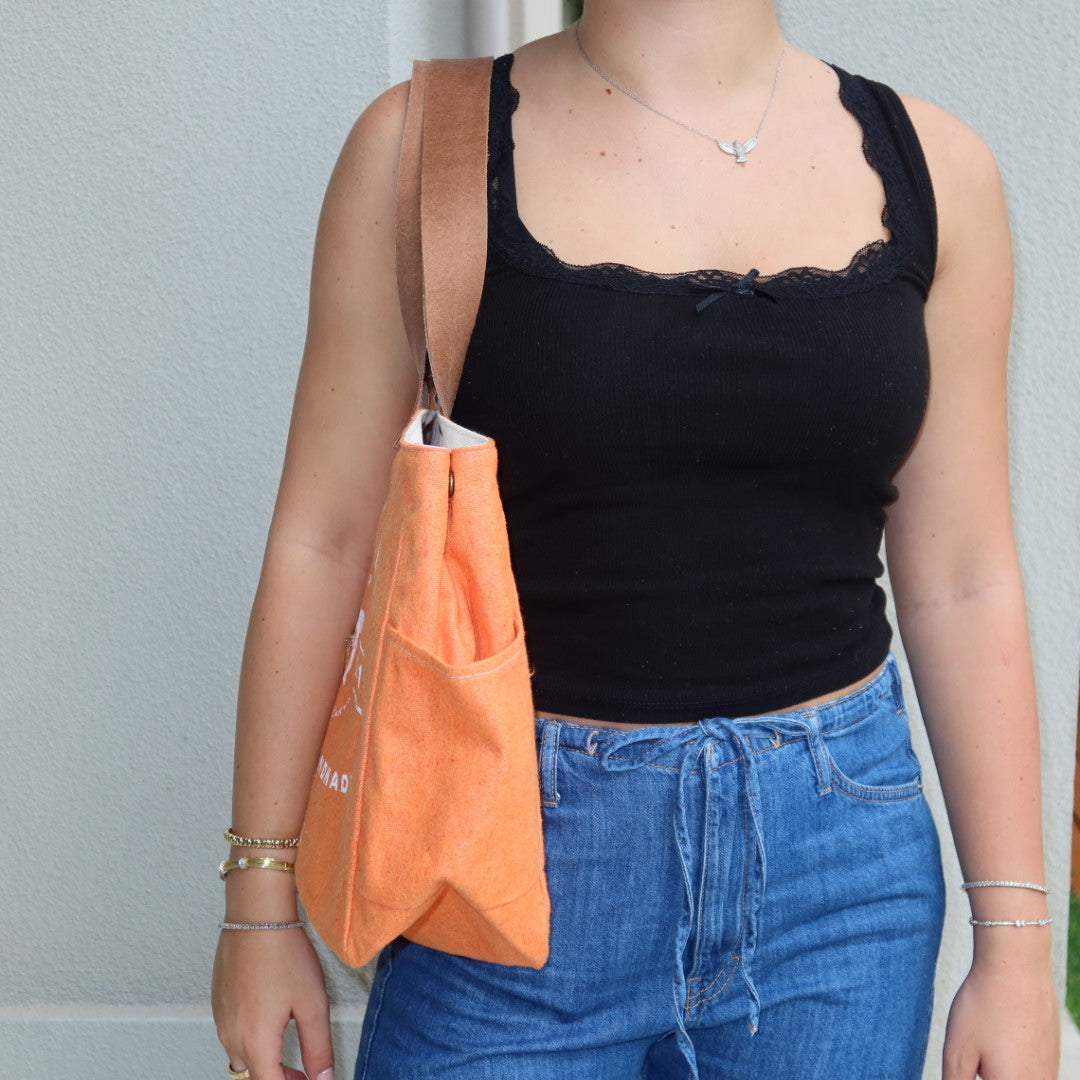 Bolsa Wallow Laranja PET com Alça de Couro Caramelo com Zíper