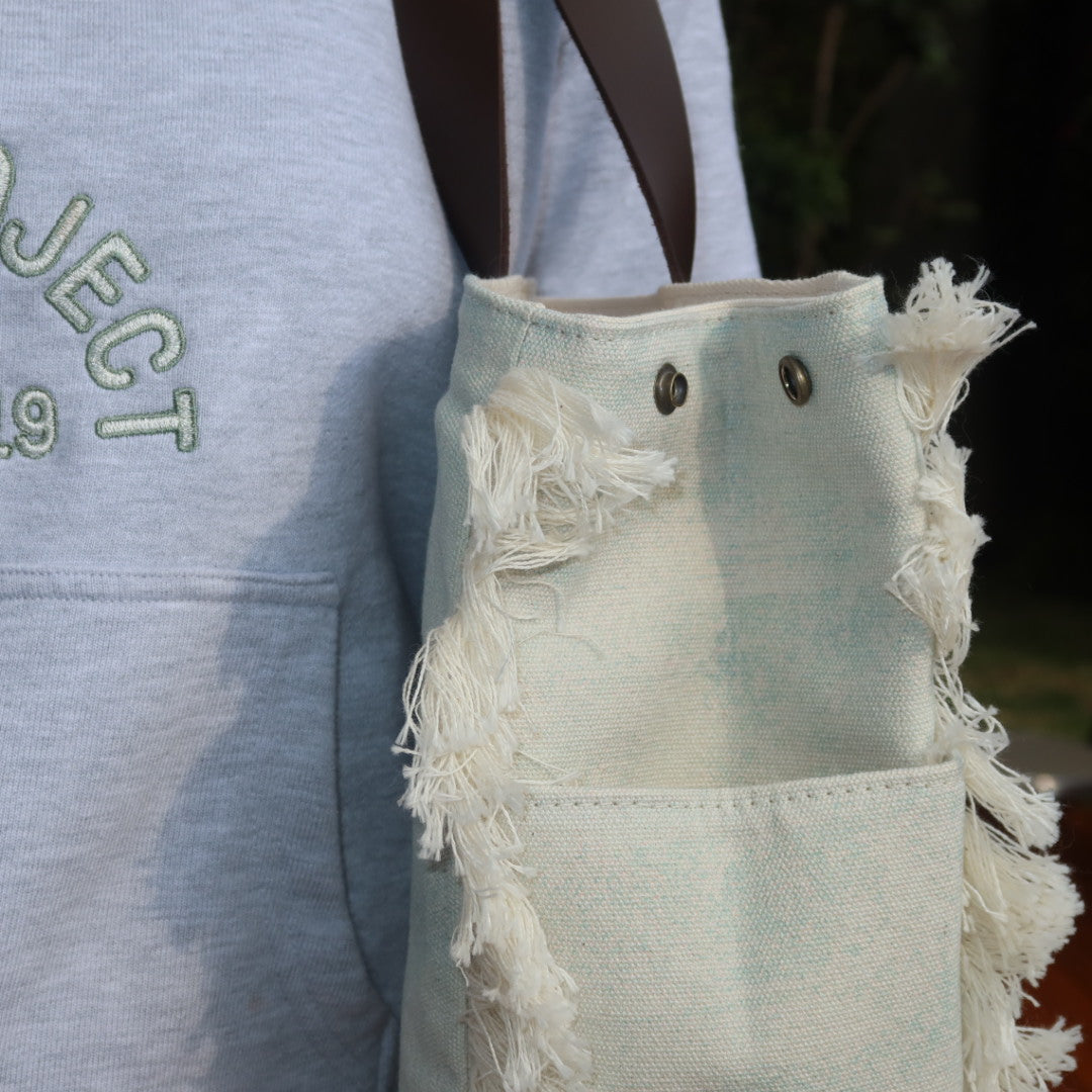 Bolsa Wallow Aqua com Alça de Couro Marrom Escuro com Zíper