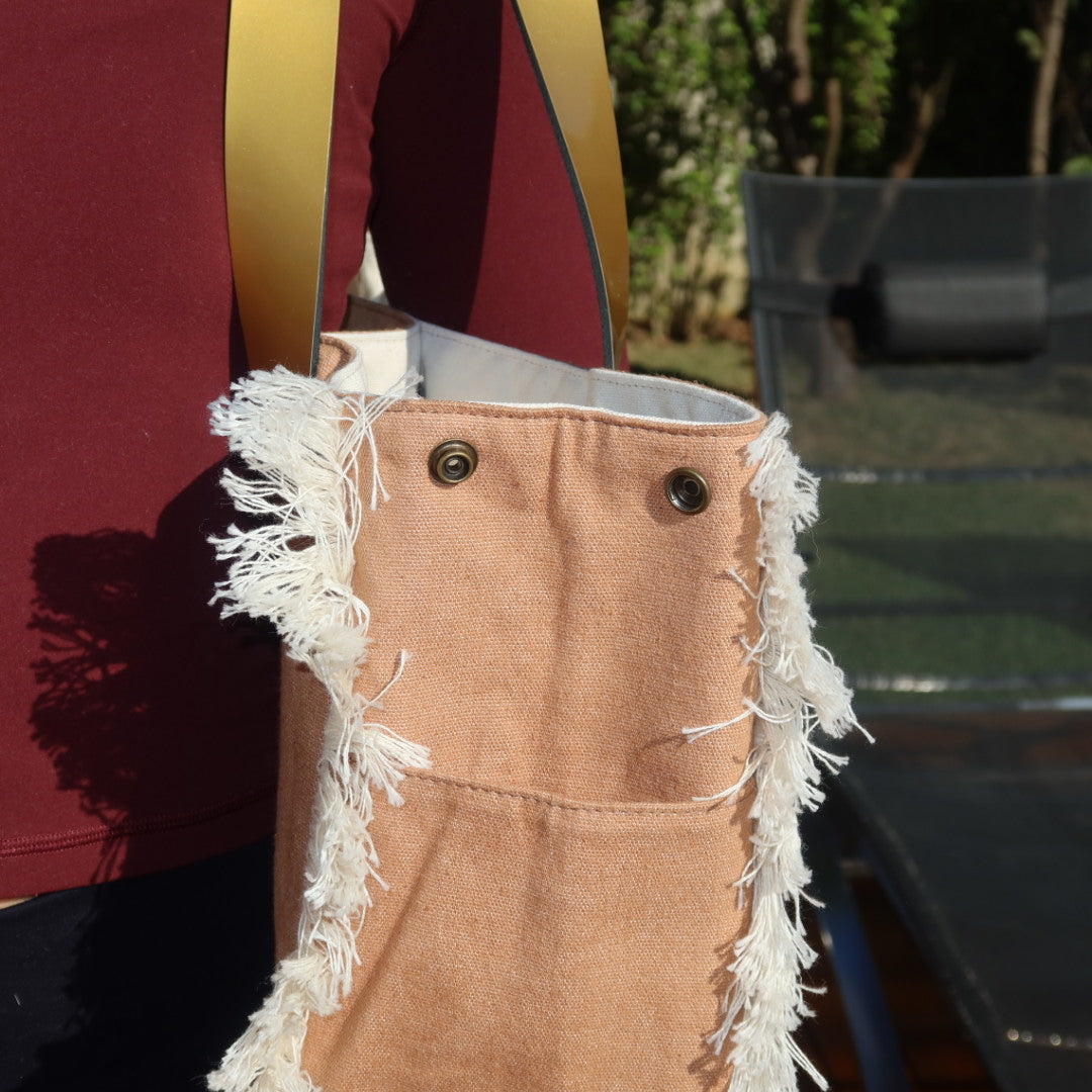 Bolsa Wallow Caramelo com Alça de Couro Dourado