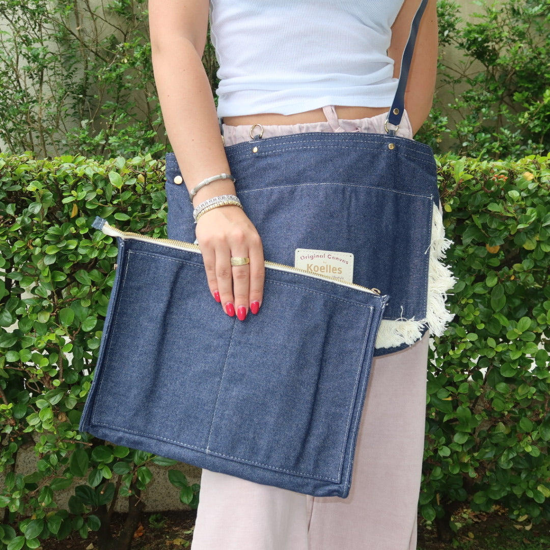 Bolsa Katrin Jeans Escuro com Alças de Corrente e Couro Azul e Prata