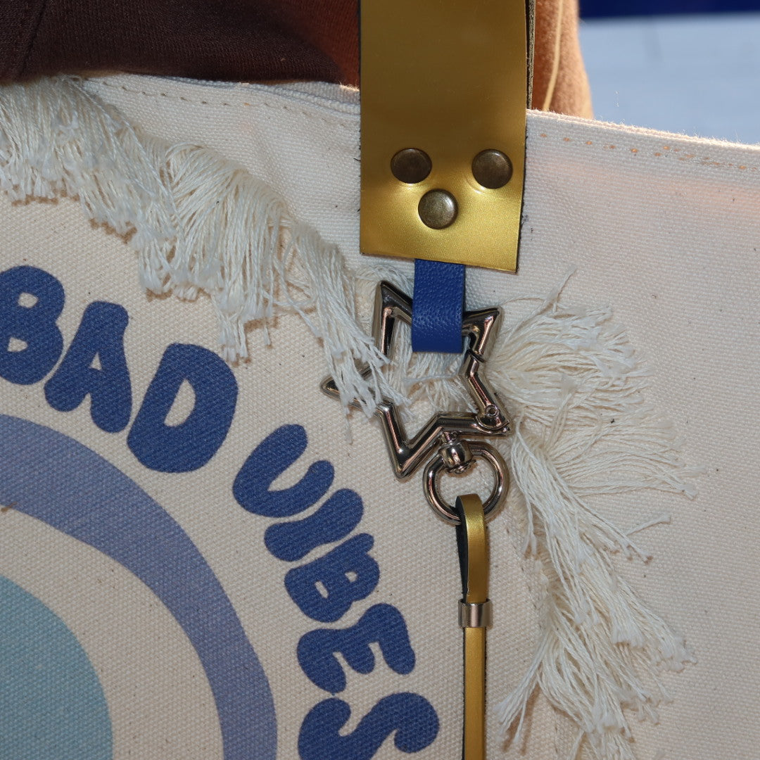 Bolsa Wallow Good Vibes Azul com Alça de Couro Dourado com Zíper