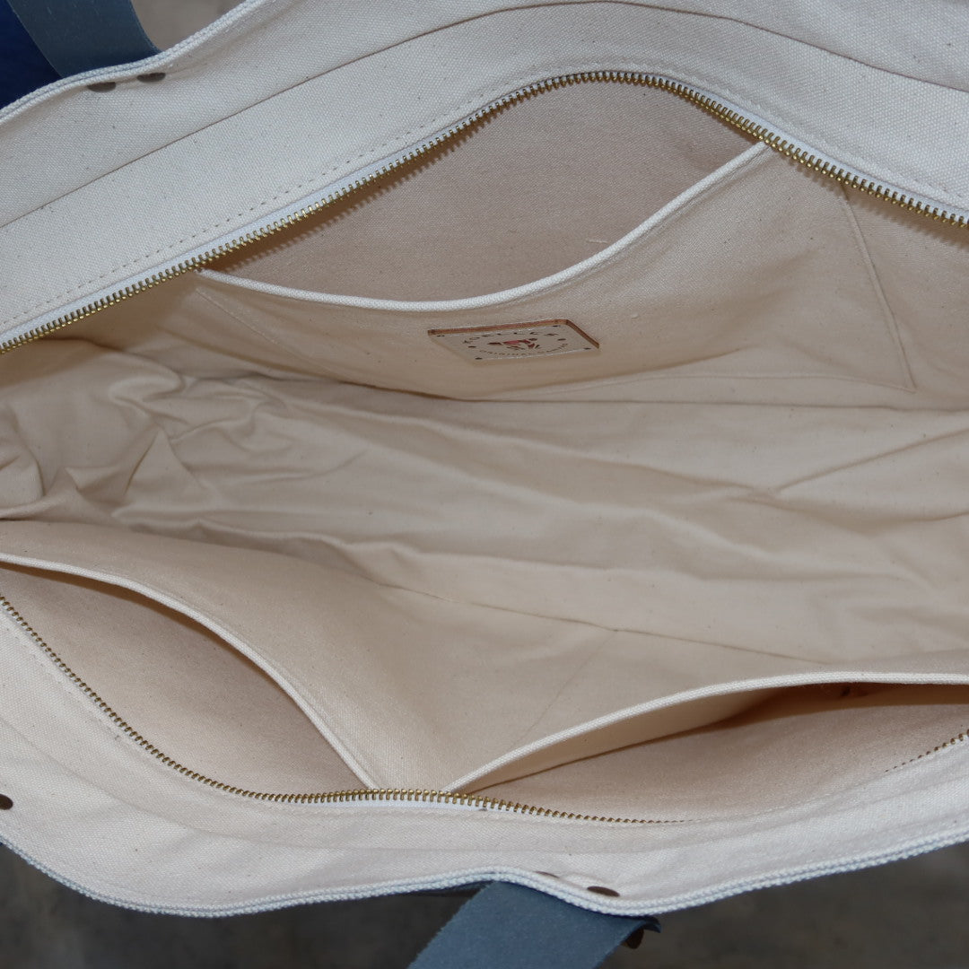Bolsa Wallow Azul com Alça de Couro Marinho com Zíper