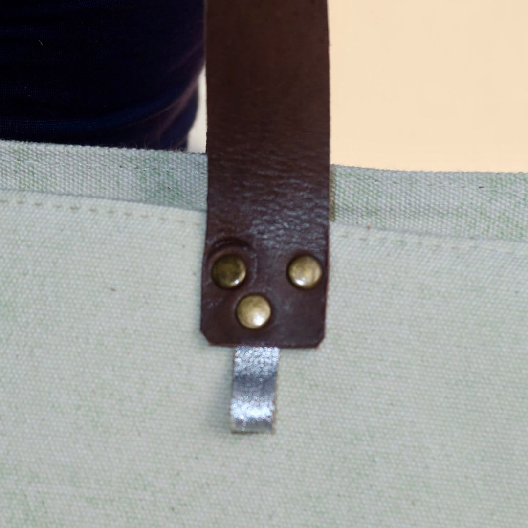 Bolsa Nuna Verde com Alças de Couro Marrom Escuro