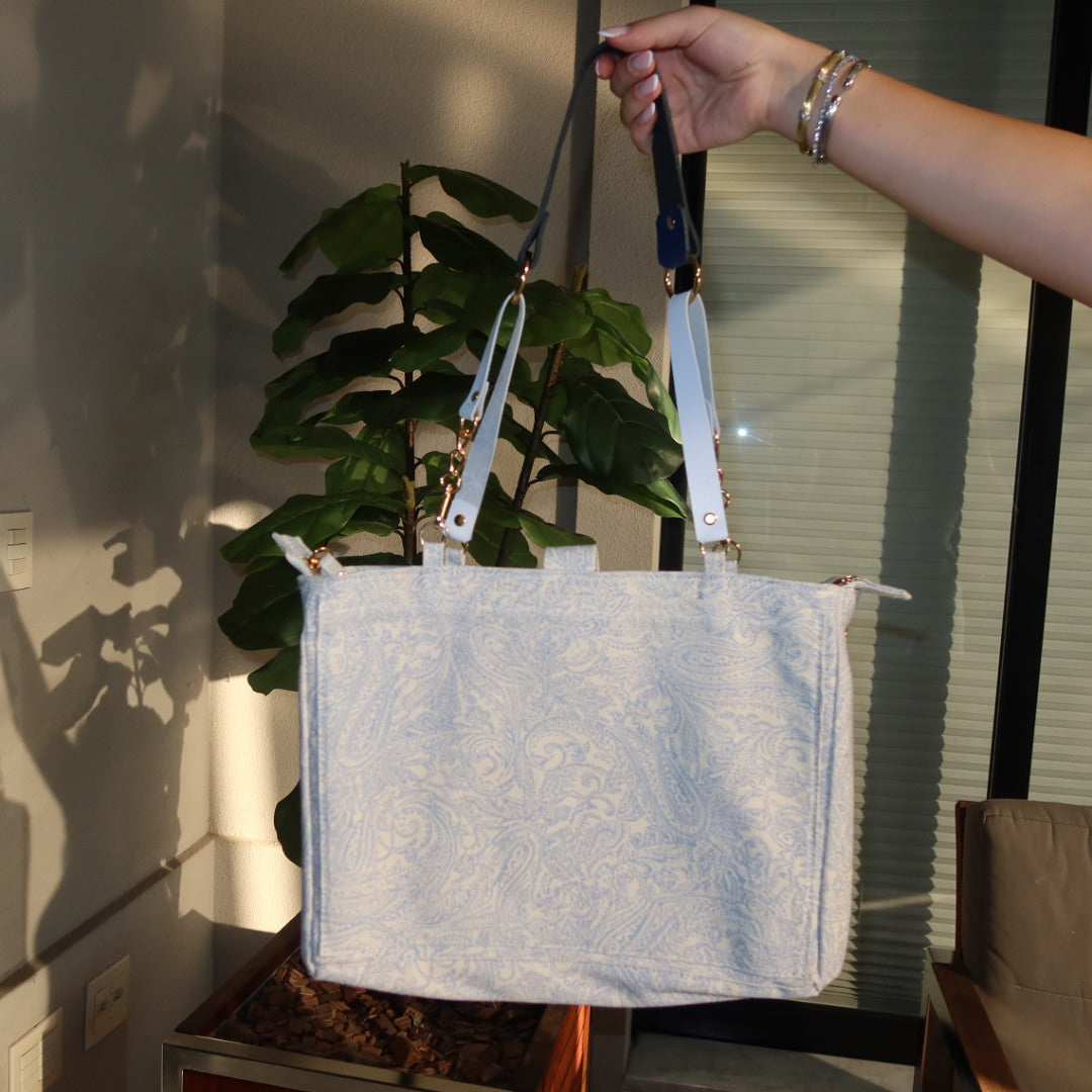 Bolsa Katrin Arabesque Azul com Alças de Corrente e Couro Marinho e Branco