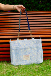 Bolsa Katrin Arabesque Azul com Alças de Corrente e Couro Marinho