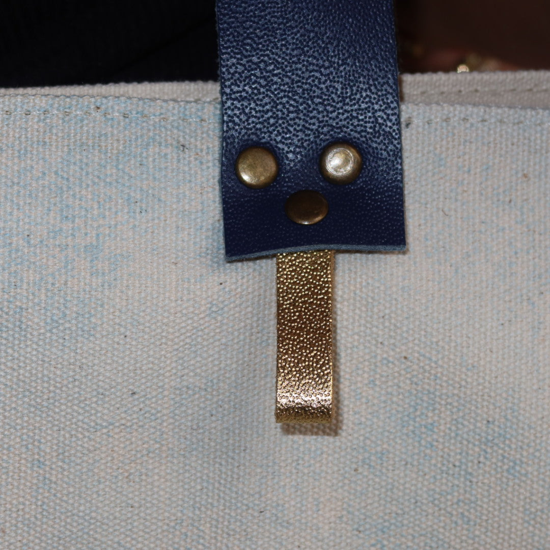 Bolsa Wallow Azul com Alça de Couro Marinho com Zíper