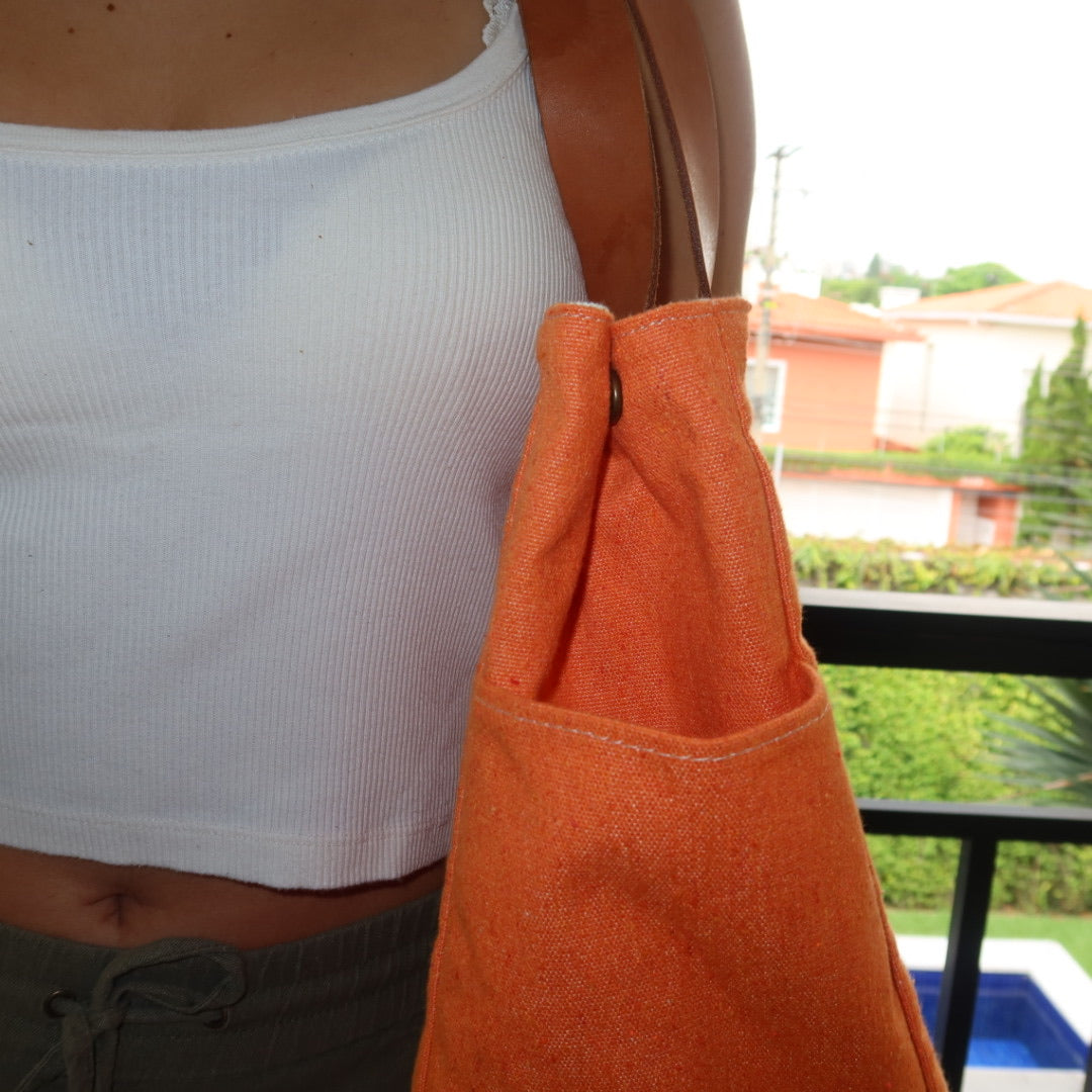 Bolsa Wallow Laranja com Alça de Couro Marrom Claro