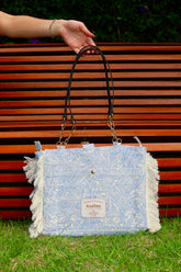 Bolsa Katrin Arabesque Azul com Alças de Corrente e Couro Preto