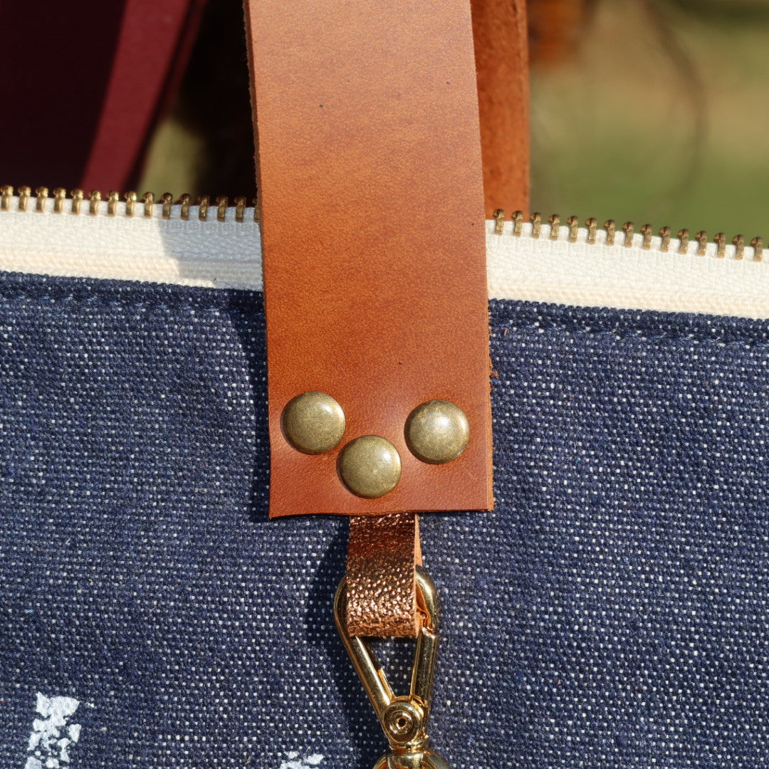 Bolsa Wallow Jeans Escuro com Alça de Couro Marrom com Zíper