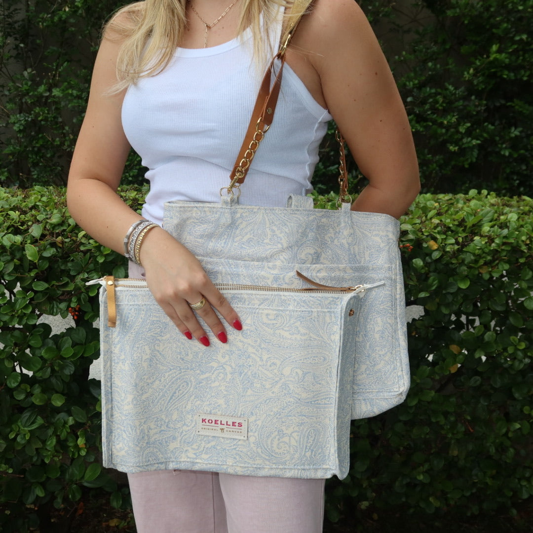 Bolsa Katrin Arabesque Azul com Alças de Corrente e Couro Marinho