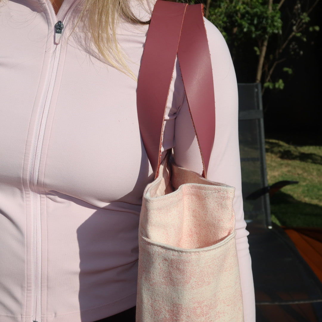 Bolsa Nuna Rosa com Alças de Couro Rosa Escuro