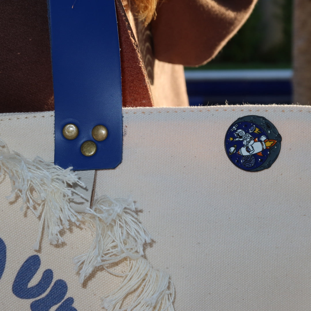 Bolsa Wallow Good Vibes Azul com Alça de Couro Azul e Vermelho com Zíper
