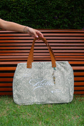 Bolsa Wallow Arabesque Verde com Alça de Couro Caramelo