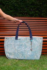 Bolsa Wallow Arabesque Turquesa com Alça de Couro Marinho