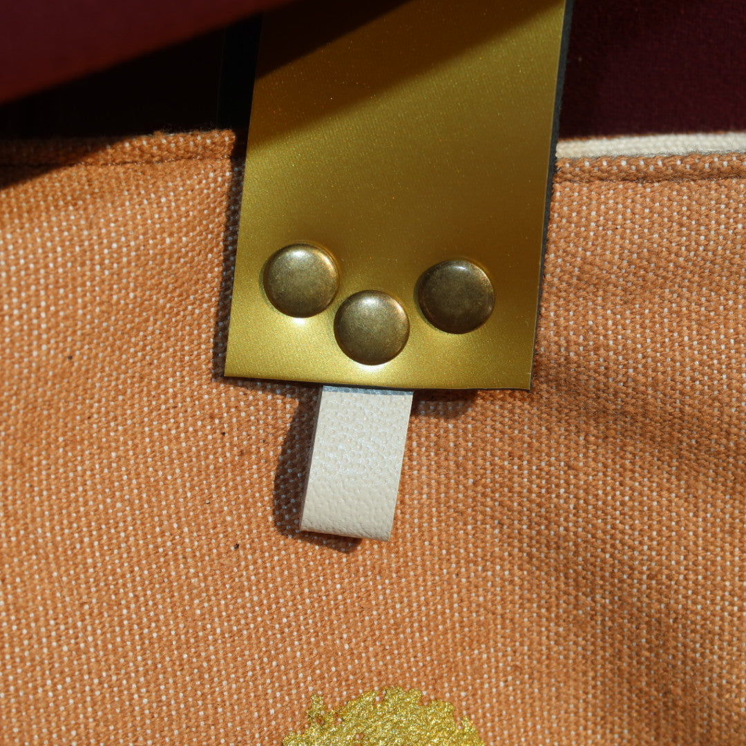 Bolsa Wallow Caramelo com Alça de Couro Dourado