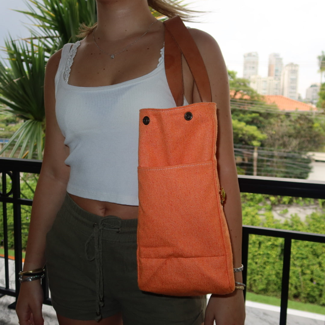 Bolsa Wallow Laranja com Alça de Couro Marrom Claro