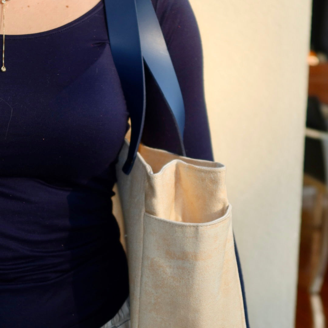 Bolsa Nuna Bege com Alças de Couro Marinho