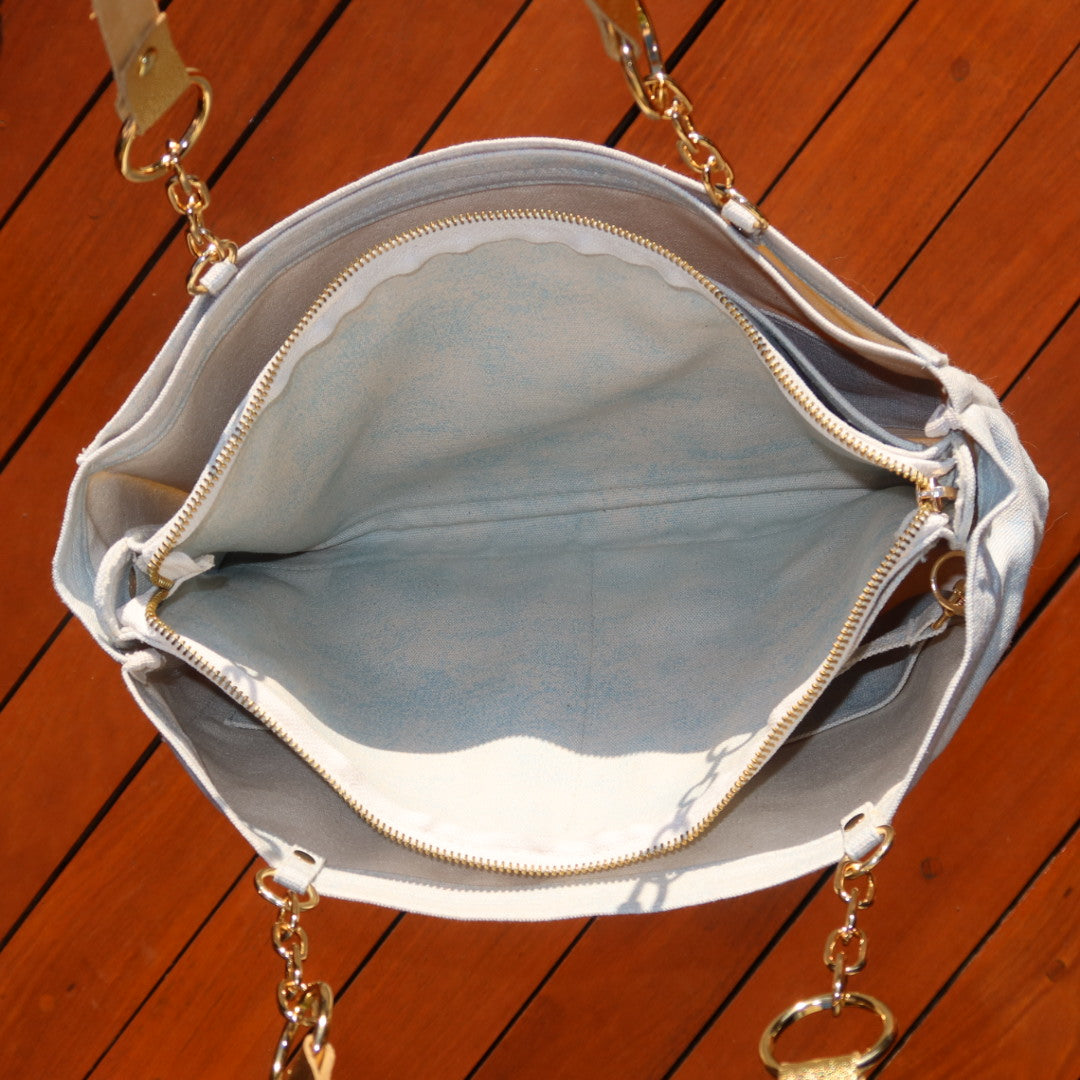 Bolsa Katrin Aqua com Alças de Corrente e Couro Dourado