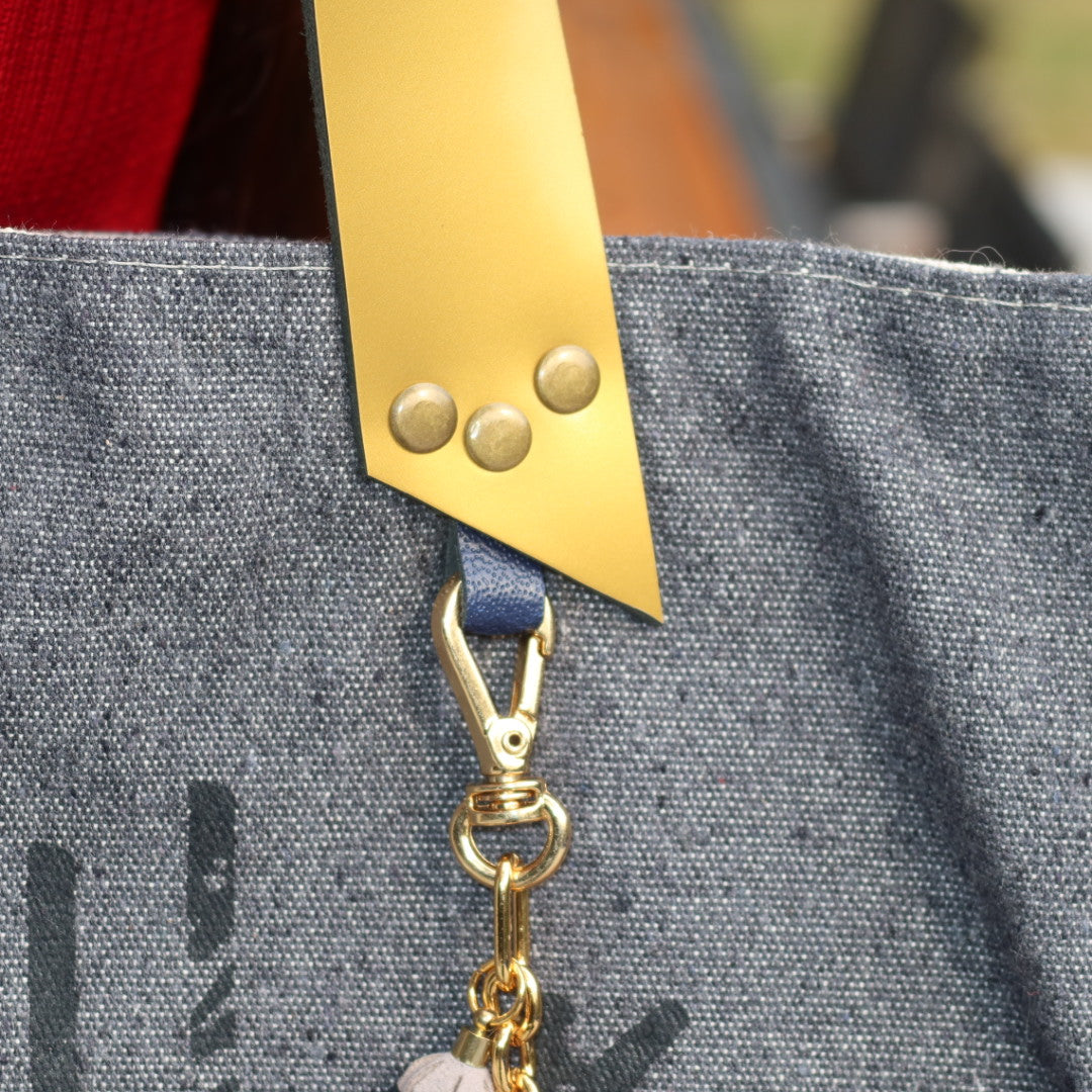 Bolsa Wallow Cinza com Alça de Couro Dourado