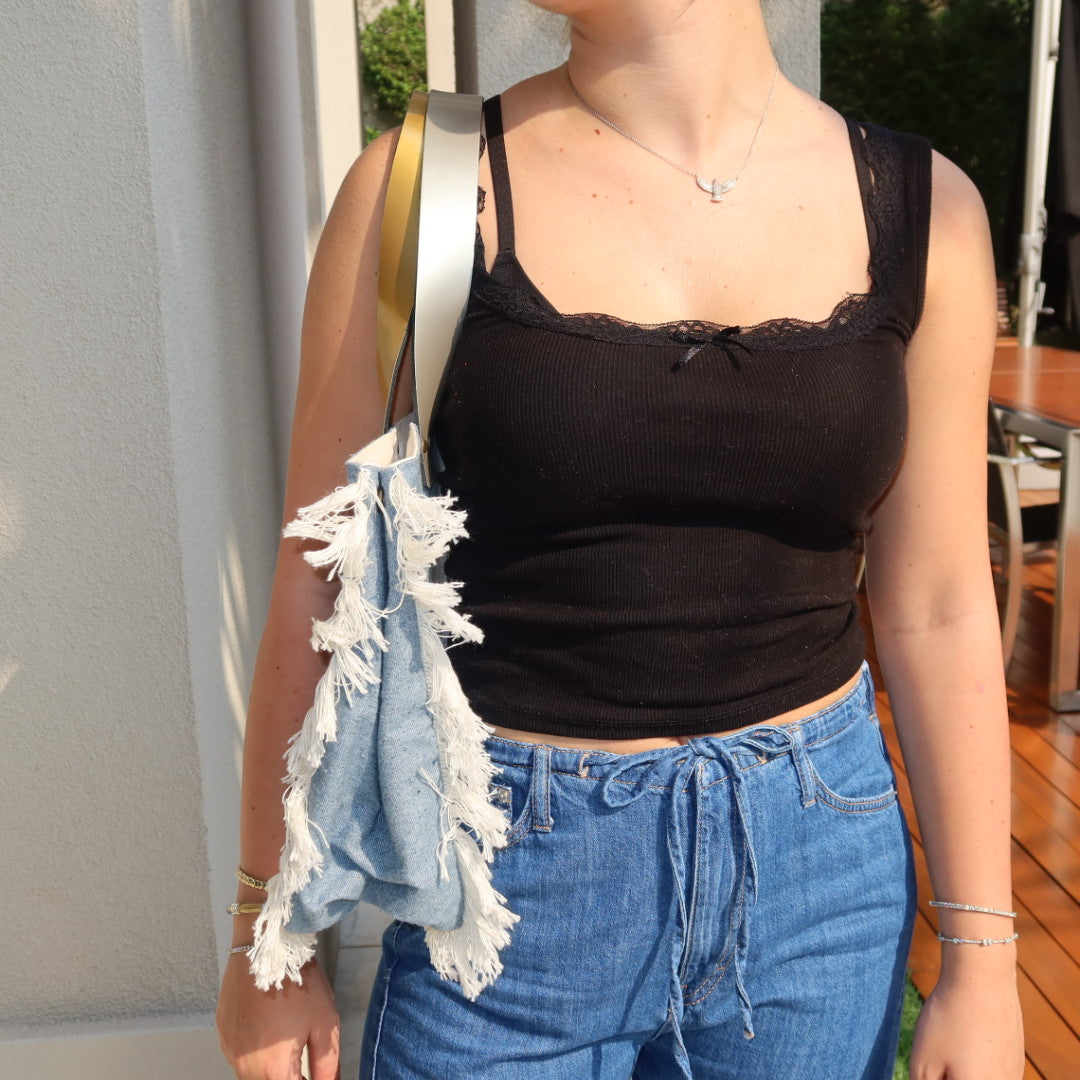 Bolsa Nuna Jeans Claro com Alças de Couro Dourada e Prata