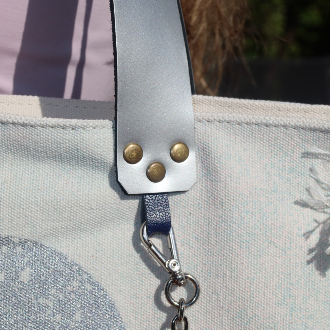 Bolsa Wallow Aqua com Alça de Couro Prata com Zíper