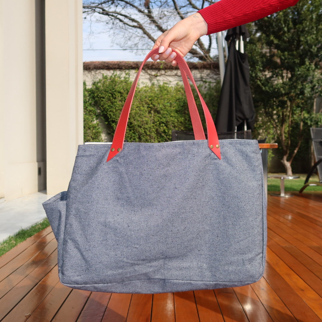 Bolsa Wallow Cinza com Alça de Couro Vermelho
