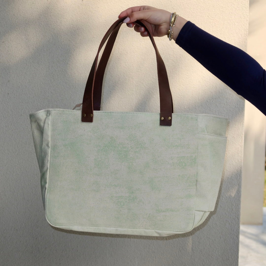 Bolsa Nuna Verde com Alças de Couro Marrom Escuro