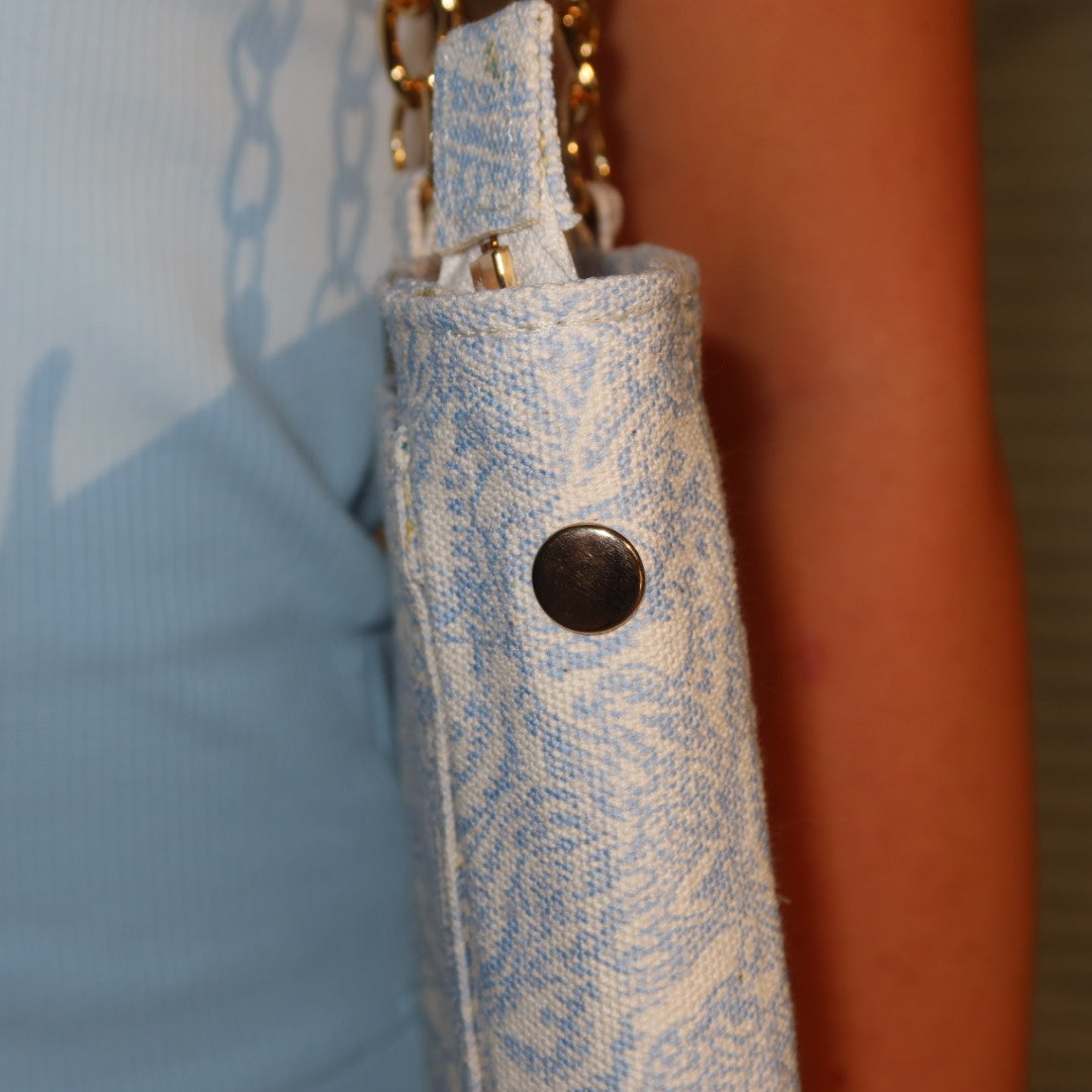 Bolsa Katrin Arabesque Azul com Alças de Corrente e Couro Marinho
