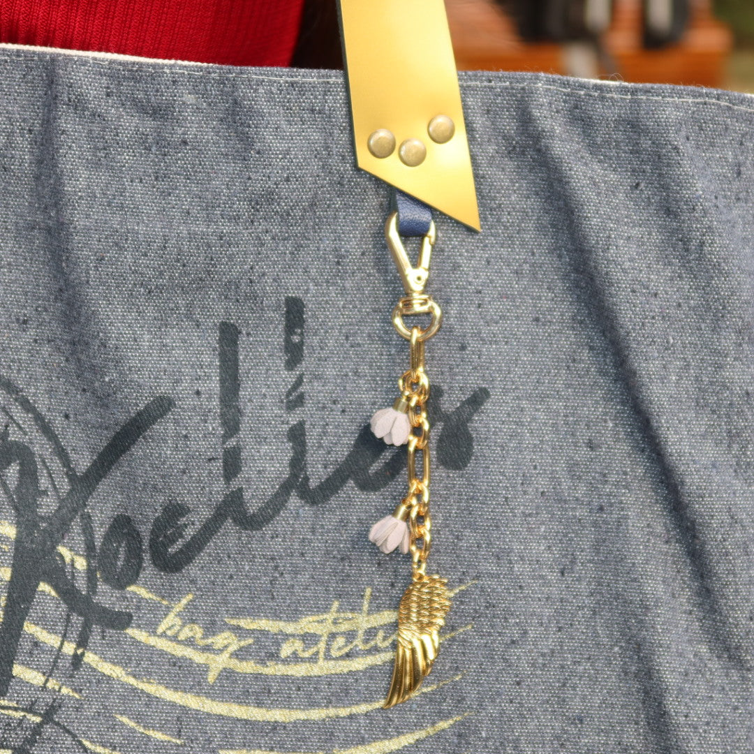 Bolsa Wallow Cinza com Alça de Couro Dourado