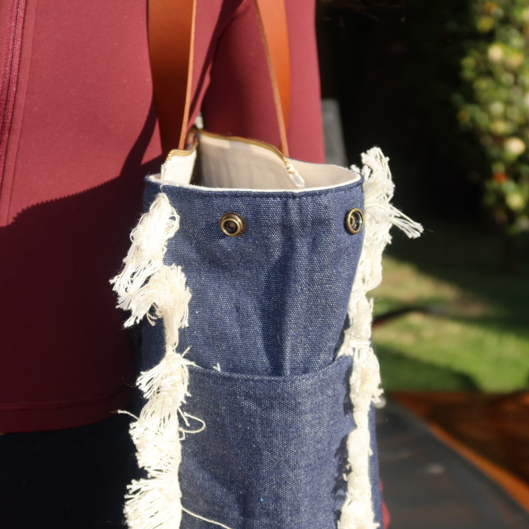 Bolsa Wallow Jeans Escuro com Alça de Couro Marrom com Zíper