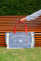Bolsa Wallow Jeans Claro com Alça de Couro Vermelho