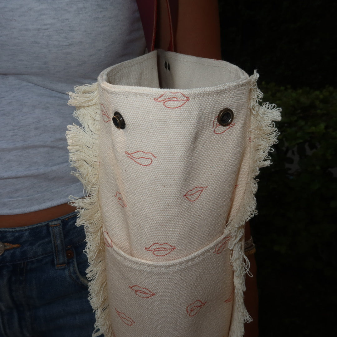 Bolsa Wallow Beijinho Cru com Alça de Couro Vinho