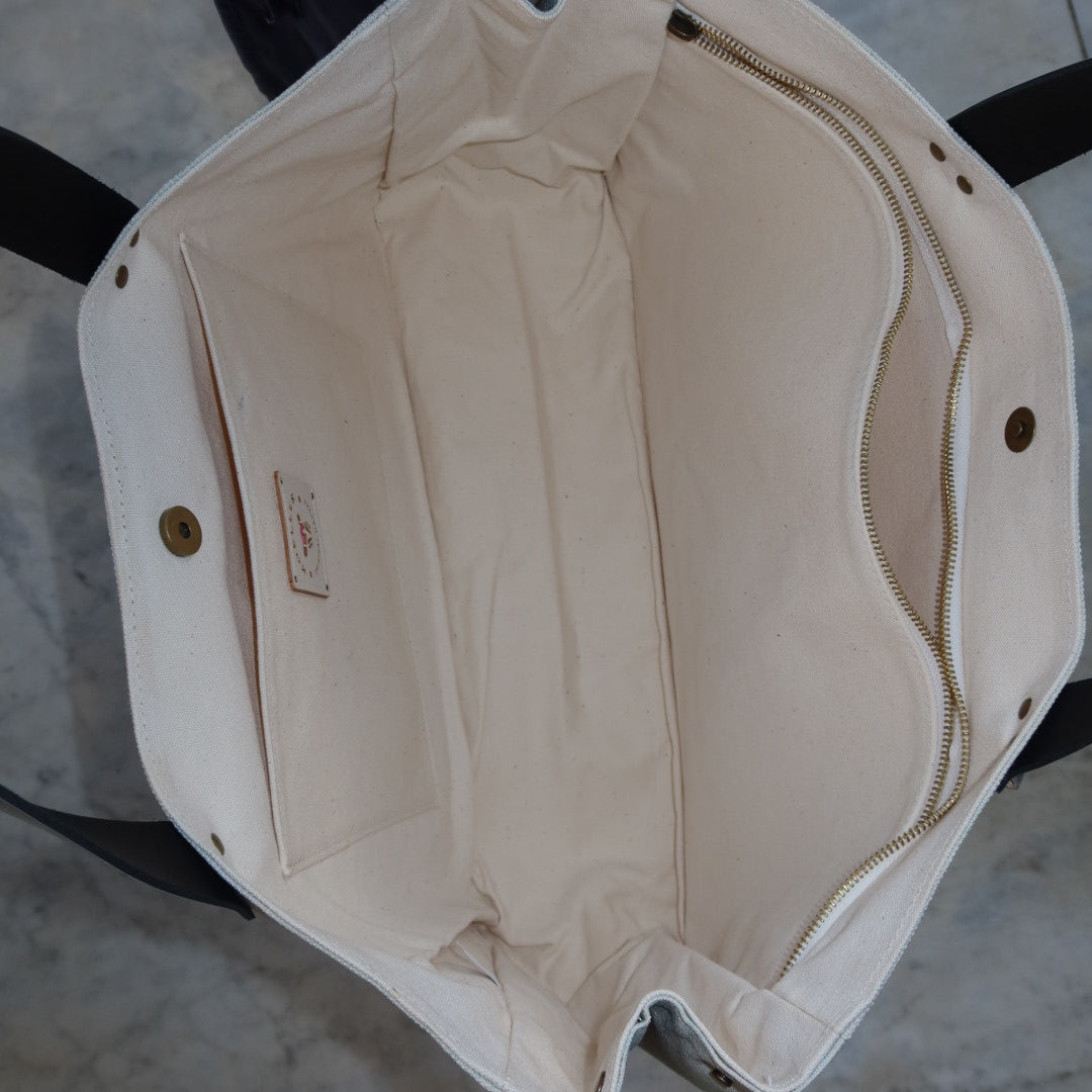 Bolsa Wallow Azul com Alça de Couro Prata